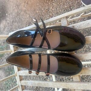 Chic Black Triple Strap Flats